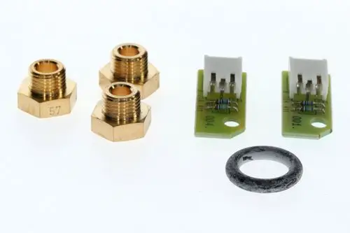BOSCH-Adapterbauteile für die Gasumrüstung, bestehend aus vier metallenen Anschlüssen, zwei Leiterplatten mit Steckverbindern und einem Dichtungsring.